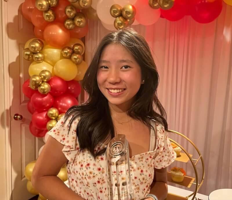 台裔女孩莉亞（Liya）在「小小頂級廚師美國版」第8季表現出色，24日贏得決賽成為最新一屆小小頂級廚師。由於節目是3年前拍攝，播出檔期一延再延，參賽時莉亞是10歲的小女孩，如今已經是13歲的少女。（圖取自instagram.com/liya_chu08）