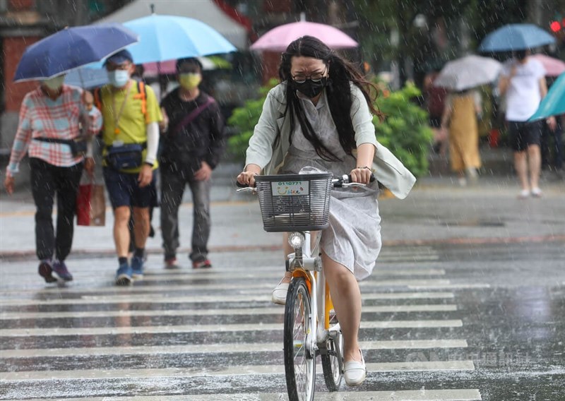 中央氣象局24日下午針對14縣市發布大雨特報,其中台北市及新北市也同時發布大雷雨即時訊息,提醒民眾注意。台北市中山區午後下起大雨,民眾騎腳踏車被淋成落湯雞。中央社記者吳家昇攝 111年6月24日