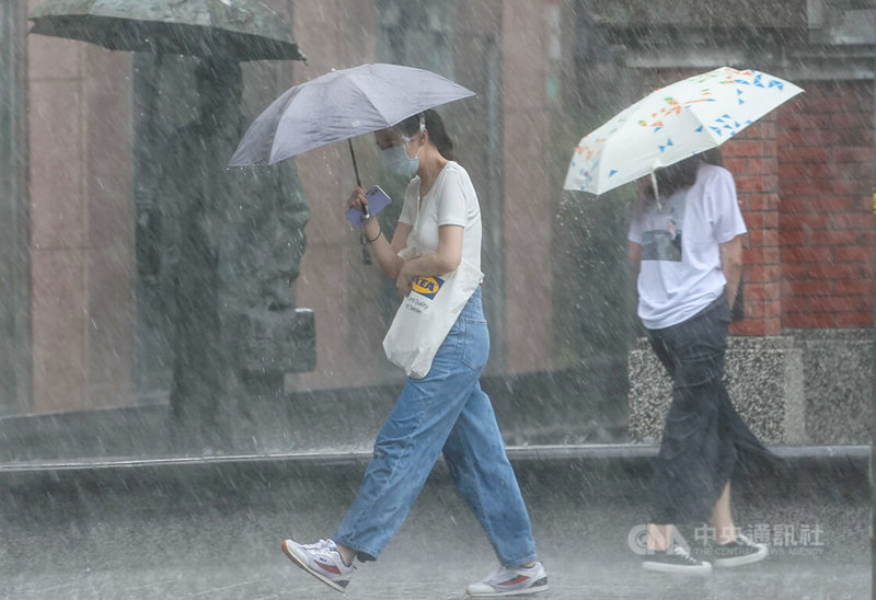 中央氣象局24日下午針對14縣市發布大雨特報，提醒外出民眾注意。圖為台北市中山區午後下起瞬間大雨。中央社記者吳家昇攝 111年6月24日