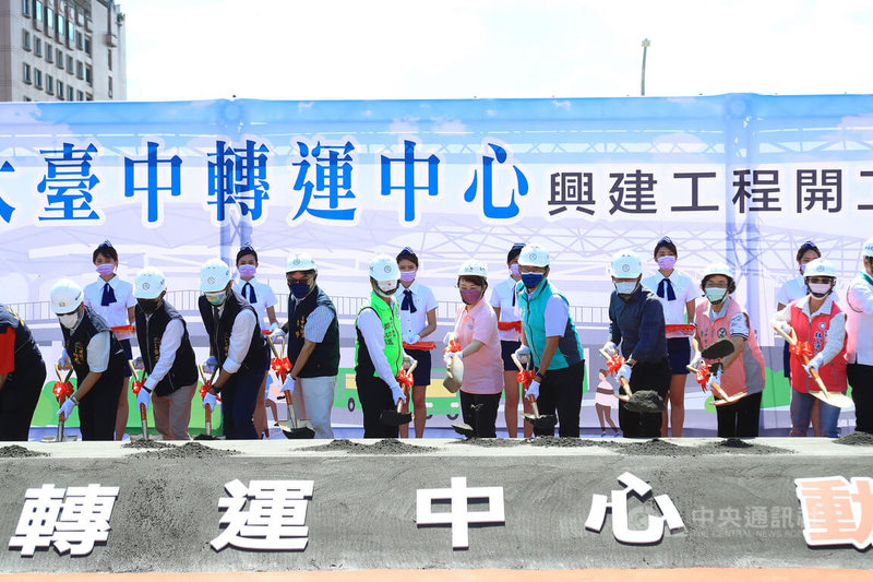 台中市政府24日舉行「大台中轉運中心」興建工程開工典禮，市長盧秀燕（前右5）等人出席。中央社記者郝雪卿攝  111年6月24日