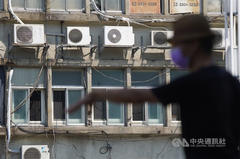 台電24日表示，不排除上修今年用電負載至4000萬瓩以上。圖為台北市中正區大樓外牆的冷氣室外機。（中央社檔案照片）