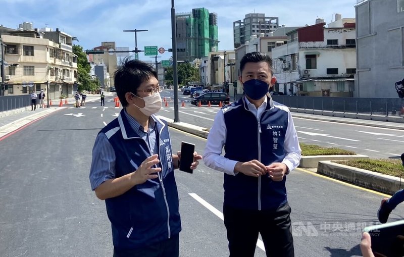 新竹市長林智堅（右）24日上午前往視察即將通車的公道三新闢道路工程。中央社記者魯鋼駿攝  111年6月24日