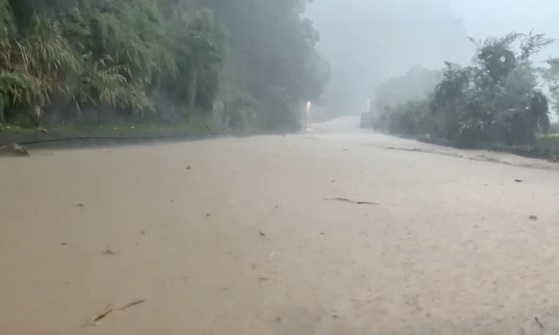 午後熱對流旺盛,苗栗縣泰安鄉山區24日下午降下大雨,瞬間雨量驚人,苗62線錦卦橋路段被大量泥水淹沒,交通一度中斷。(民眾提供)中央社記者管瑞平傳真 111年6月24日