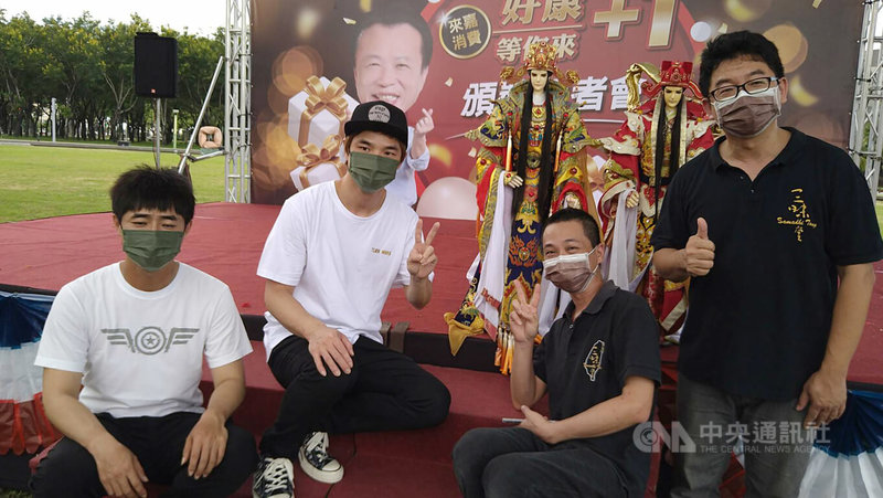 嘉義縣振興五倍券加碼活動24日舉行頒獎,活動獎品三昧堂創意木偶團隊製作的精緻天官戲偶吸睛,現場民眾紛紛來合影。中央社記者蔡智明攝 111年6月24日