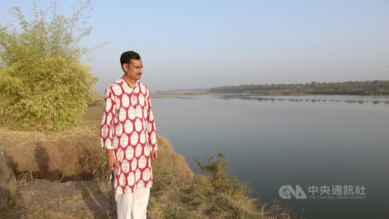 印度唯一有勇氣出櫃的王子戈希爾，在自家莊園河畔遙望遠方，思考印度同志權益的前景。中央社記者林行健古茶拉底省攝 111年6月24日