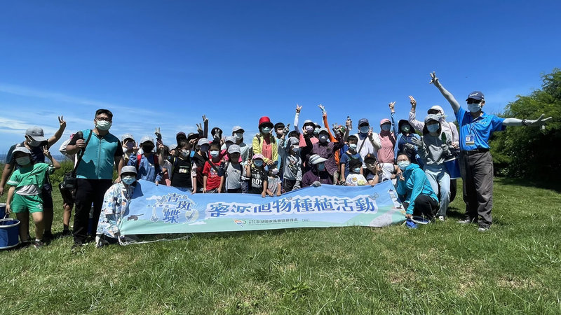 交通部觀光局澎湖國家風景區管理處24日號召民眾到西嶼鄉東昌營區種植多種蜜源植物,為每年入冬長途飛行過境的青斑蝶打造友善棲息環境,攜手守護珍貴生態資源。(澎湖國家風景區管理處提供)中央社 111年6月24日