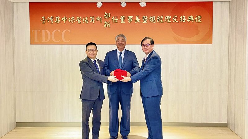 台灣集中保管結算所24日舉行股東會改選董事,並推舉現任總經理朱漢強(右)出任董事長,現任董事長林修銘(左)則是台灣證券交易所董事長的熱門人選。(台灣集中保管結算所提供)中央社記者潘智義傳真 111年6月24日
