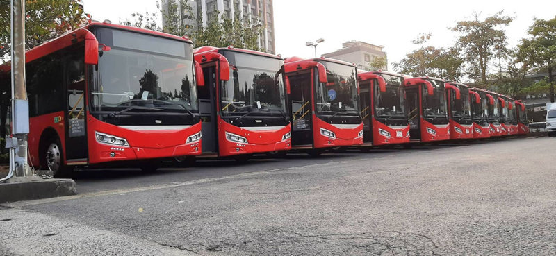 高雄市預估111年底共有249輛電動公車,公車全部班次以電動公車營運服務路線有綠1、黃1、黃2,以及50、52、53、73、81、88、紅21、紅22、紅52、紅57、橘8、橘10、橘16等,占比持續維持全國第一。(高市交通局提供)中央社記者洪學廣傳真 111年6月24日