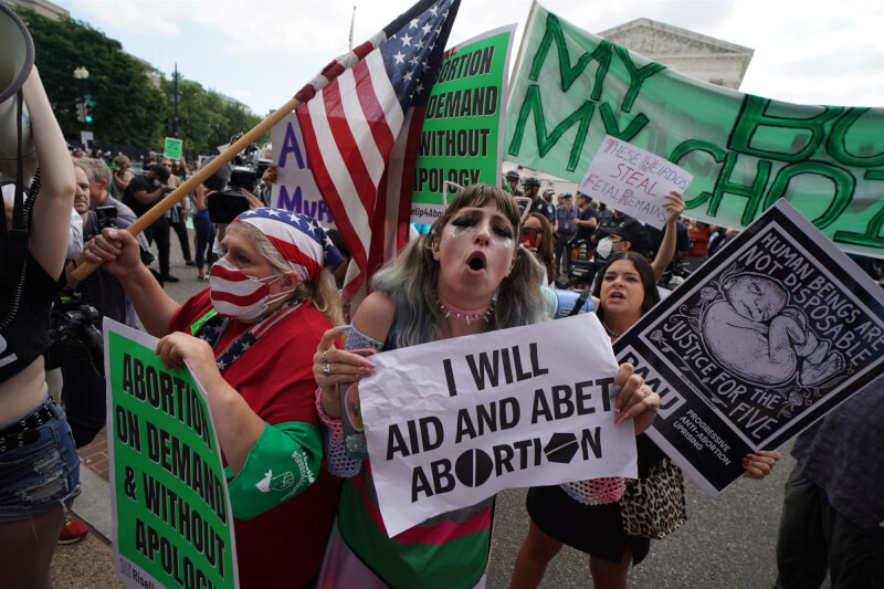 圖為支持墮胎權的民眾與反對者24日聚集在美國最高法院前。（法新社）