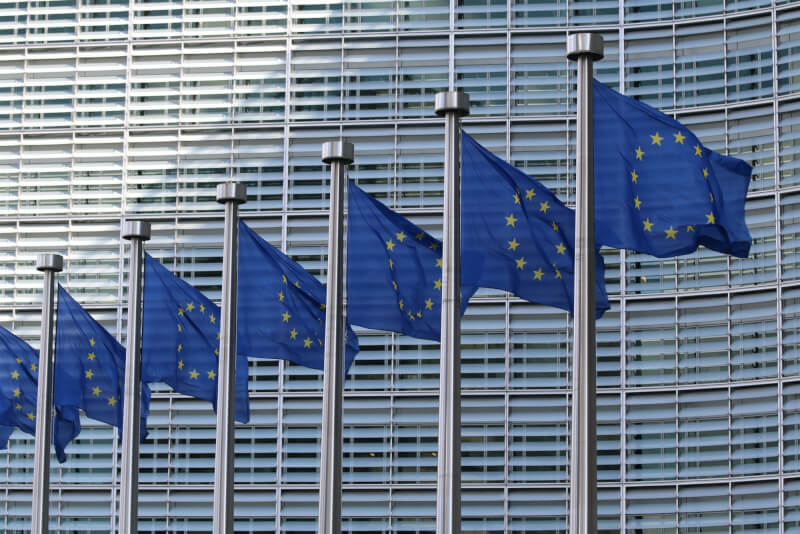 歐盟最高權力機構歐洲理事會23日正式同意授與烏克蘭和摩爾多瓦加入歐盟的候選國資格，使得目前候選國共達7國。圖為歐盟旗幟。（圖取自Unsplash圖庫）