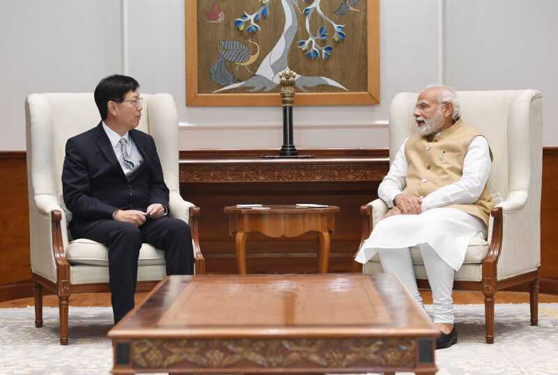 印度總理莫迪（右）23日接見鴻海科技集團董事長劉揚偉（左）。（圖取自twitter.com/narendramodi）