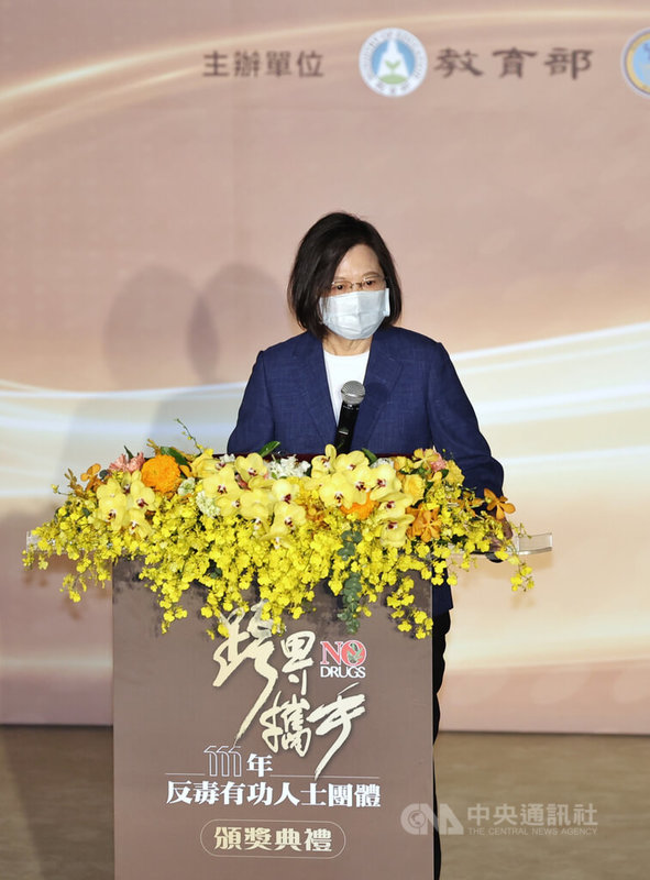 總統蔡英文(圖)24日在台北國家圖書館出席「111年全國反毒有功人士團體頒獎典禮」,在致詞時表揚獲獎人及團體的優異表現與功績。中央社記者王飛華攝 111年6月24日