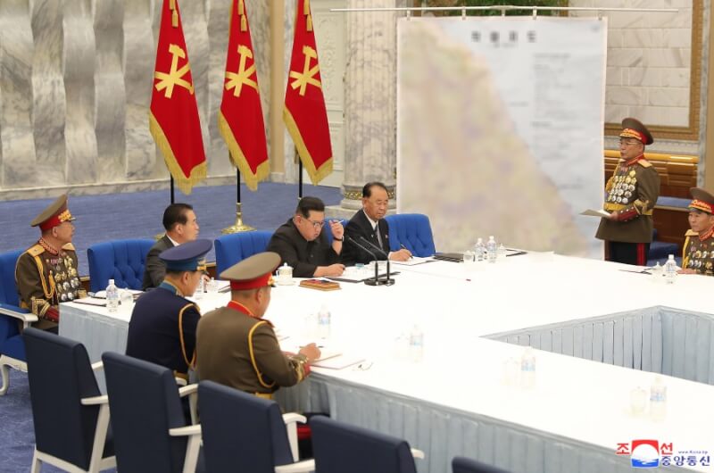 北韩中央通信社23日发布会议的照片，照片中可见朝鲜半岛东岸地图，而南韩的核电厂便设于东岸。（图取自北韩中央通信社网页kcna.kp）
