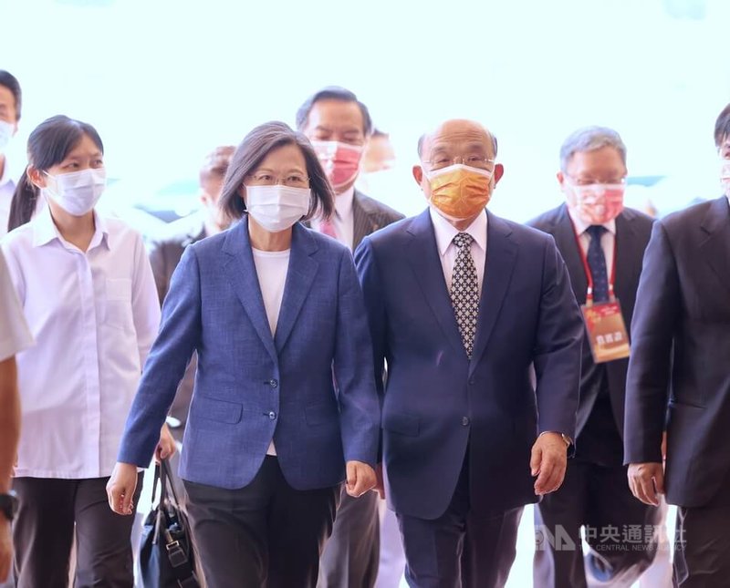 總統蔡英文(前左)與行政院長蘇貞昌(前右)24日上午在台北國家圖書館出席「111年全國反毒有功人士團體頒獎典禮」。中央社記者王飛華攝 111年6月24日
