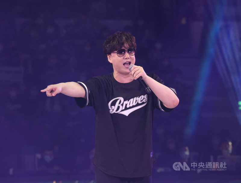 台灣職籃聯盟P. LEAGUE+總冠軍系列賽第4戰25日在台北和平籃球館開打,主場台北富邦勇士隊賽前請來歌手蕭煌奇開唱,炒熱氣氛。中央社記者趙世勳攝 111年6月25日