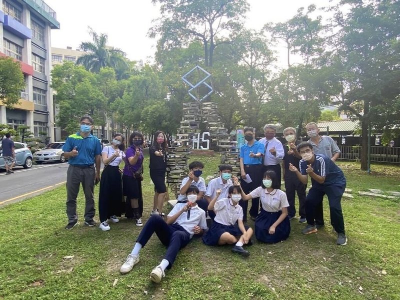高雄高工學生花半年時間打造校園藝術新地景「轉.基」,與師長在作品前開心合影。(高雄市政府提供)中央社記者曾以寧傳真 111年6月25日