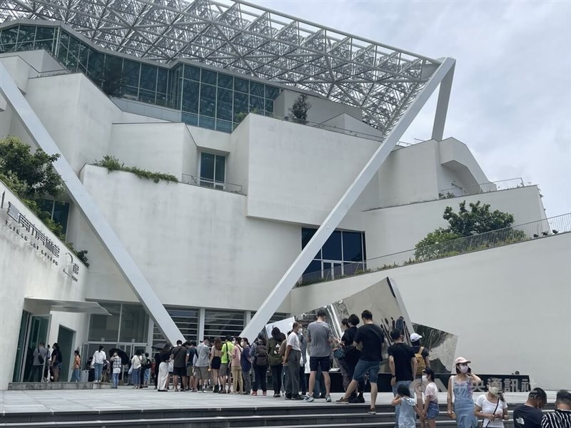 台南市美術館2館「亞洲的地獄與幽魂」25日開展,上午購票進場的民眾大排長龍。中央社記者張榮祥台南攝 111年6月25日