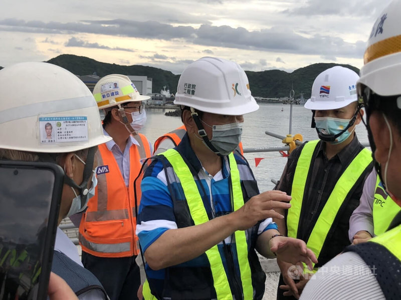 行政院政務委員兼工程會主委吳澤成(中)24日視察南方澳大橋重建進度。中央社記者賴于榛攝 111年6月25日