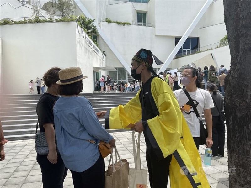 「亞洲的地獄與幽魂」25日開展,場館內外擠爆,還有人穿著道士服發放符咒安人心。中央社記者張榮祥台南攝 111年6月25日