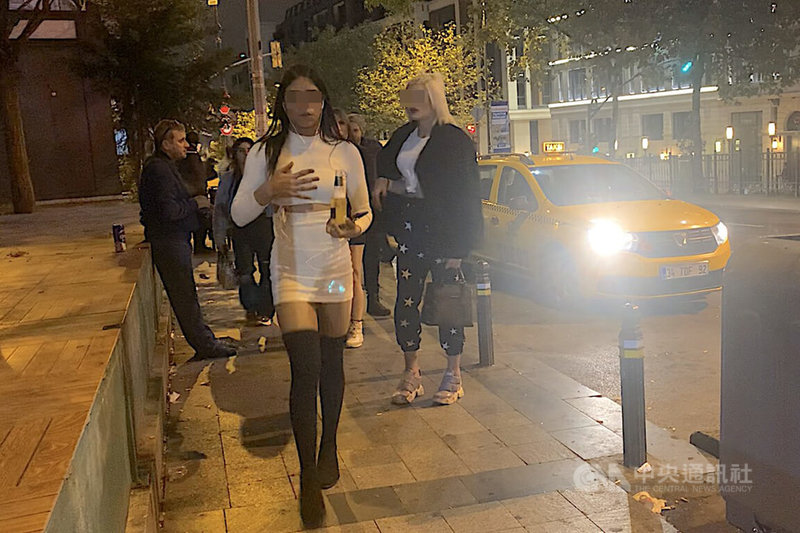 伊斯坦堡地標塔克辛廣場附近的塔爾拉巴舍大道，跨性別性工作者入夜後走在人行道上，試圖攬客。圖攝於2021年10月28日。中央社記者何宏儒伊斯坦堡攝 111年6月25日