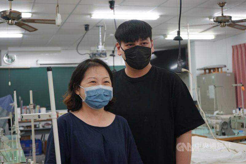 花蓮縣私立海星中學服裝設計學程老師鍾佩卿(左)投入教職27年,昔日指導過的學生陳詠淳(右)畢業多年後,也帶著業界豐富經驗回到學校任教。中央社記者張祈攝 111年6月25日