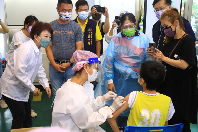 台中市12所學校25日啟動假日校園兒童疫苗快打站,將為近5000名兒童接種疫苗,市長盧秀燕(前左)上午親自前往快打站視察作業狀況。(台中市政府提供)中央社記者郝雪卿傳真 111年6月25日
