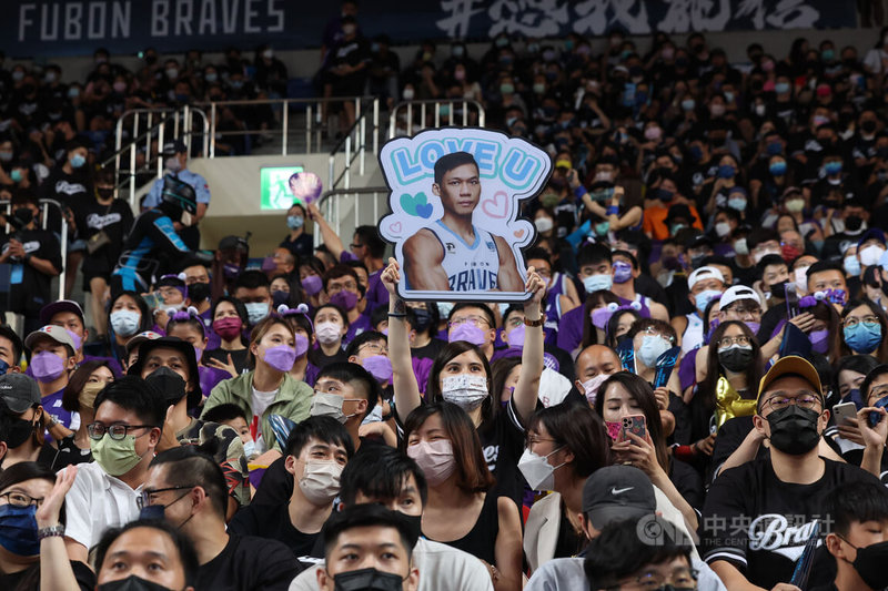 台灣職籃聯盟P. LEAGUE+(簡稱PLG)25日在台北和平籃球館進行總冠軍賽第4戰,共吸引7000名球迷進場,滿座率100%,有球迷為支持選手自製加油看板到場應援。中央社記者趙世勳攝 111年6月25日