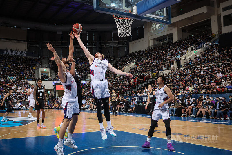 台灣職籃聯盟P. LEAGUE+(簡稱PLG)總冠軍賽第4戰25日在台北和平籃球館登場,新竹街口攻城獅隊(白衣)終場不敵主場台北富邦勇士隊(黑衣),以110比128吞敗,系列賽以1比3落後。中央社記者趙世勳攝 111年6月25日