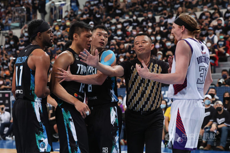 台灣職籃聯盟P. LEAGUE+(簡稱PLG)總冠軍賽第4戰,台北富邦勇士隊25日在主場繼續面對新竹街口攻城獅隊,第3節勇士林志傑(左2)在籃下肢體碰撞後,與攻城獅洋將布魯斯巫獅(右)發生口角,也讓林志傑遭吹技術犯規。中央社記者趙世勳攝 111年6月25日