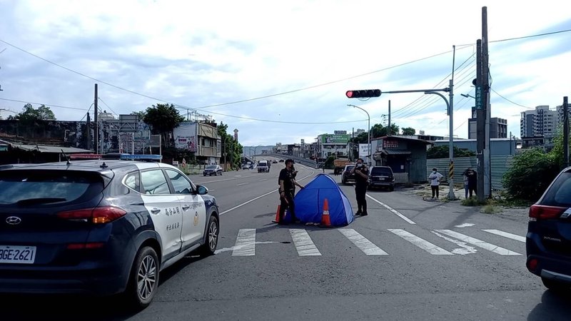 高雄市岡山區岡山路與嘉新西路口25日上午發生死亡車禍，一輛曳引車右轉時撞到腳踏車，造成騎士丹姓外籍女子當場死亡。（高市岡山警分局提供）中央社記者洪學廣傳真  111年6月25日