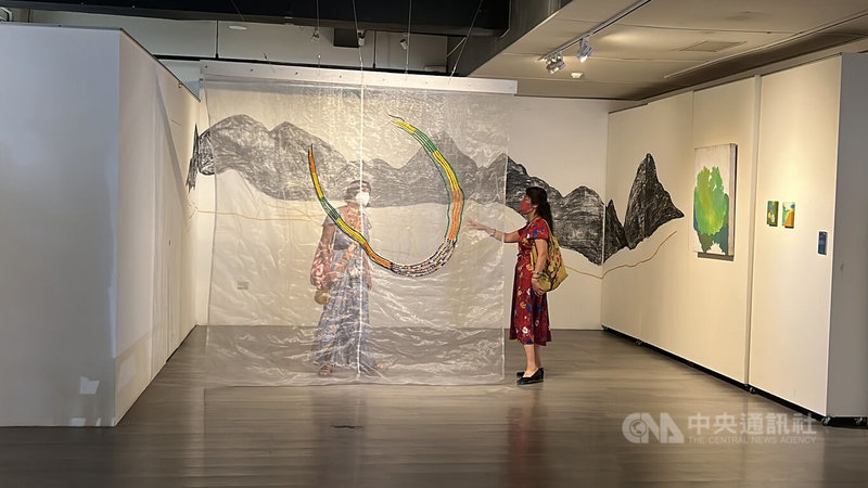 由台灣女性藝術協會發起的「愛與希望~2022世界女藝匯流藝術祭」特別選在台東展出,結合約百名國內外女性藝術創作者,展出逾百件各種形式創作。中央社記者盧太城台東攝 111年6月25日