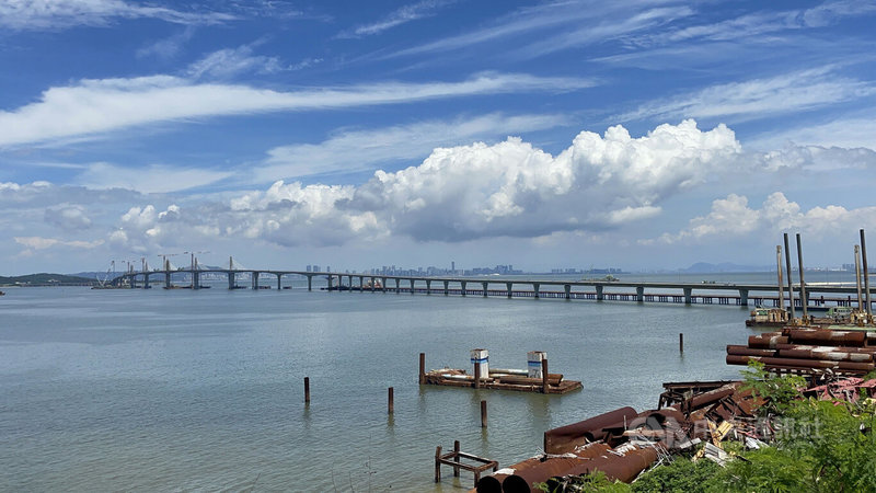 金門大橋西起烈嶼鄉湖埔路,東至金寧鄉湖下慈湖路,全線5.4公里,其中跨海橋段長4.8公里。交通部高公局報告指出,施工進度已達97.48%;交通部長王國材25日視察時表示,預計10月中旬金門大橋將可完工通車。中央社記者黃慧敏攝 111年6月25日