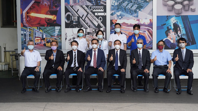 法務部長蔡清祥(前右4)25日親自拜訪位在台中工業區的梧濟工業股份有限公司,感謝梧濟工業提供受刑人自主監外作業機會。(法務部提供)中央社記者蕭博文傳真 111年6月25日