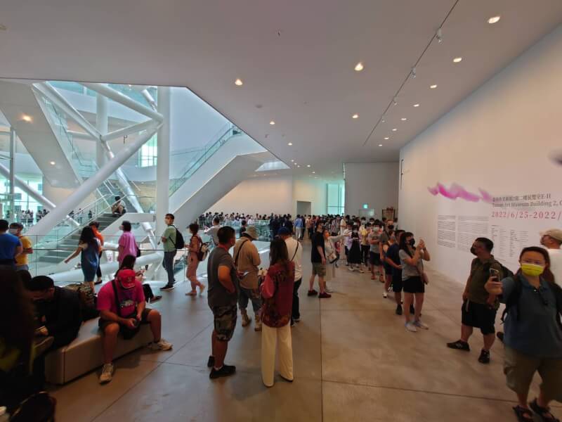 台南市美術館2館「亞洲的地獄與幽魂」25日開展，場館擠爆。（圖取自facebook.com/TainanArtMuseum）