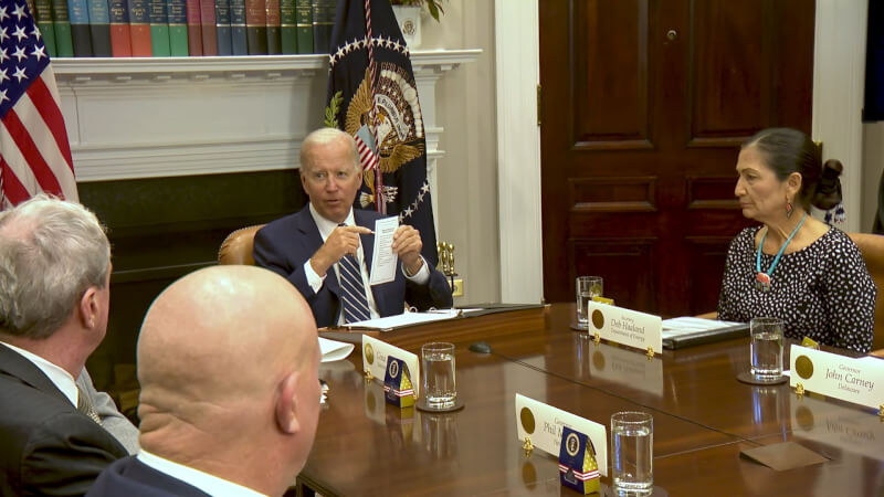 美國總統拜登（後中）23日在一場會議中，無意間將幕僚提供的指示清單曝光在媒體前。（圖取自The White House YouTube頻道網頁youtube.com）
