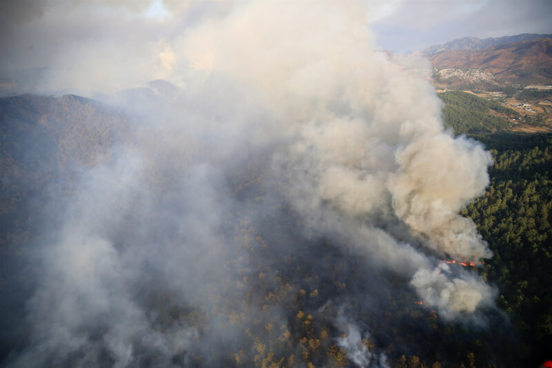 圖為23日土耳其西南海岸麥里斯發生大火，冒出陣陣濃煙。（安納杜魯新聞社）
