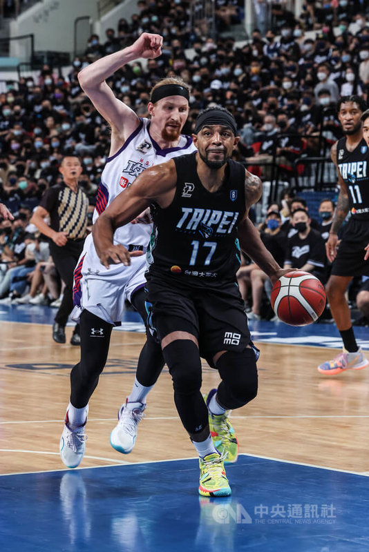 台灣職籃聯盟P. LEAGUE+ 台北富邦勇士隊25日帶著總冠軍賽領先優勢,在台北和平籃球館繼續迎戰新竹街口攻城獅隊,勇士洋將辛特力(前)全場貢獻24分17籃板,助隊奪勝,率先在系列賽中聽牌。中央社記者趙世勳攝 111年6月25日
