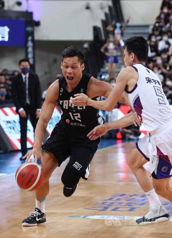 台灣職籃聯盟P. LEAGUE+台北富邦勇士隊25日在台北和平籃球館繼續迎戰新竹街口攻城獅隊,攻城獅宋宇軒(右)試圖阻擋勇士林志傑(左)進攻,雙方互不相讓,終場勇士以128比110奪勝,在總冠軍系列賽中率先以3比1聽牌。中央社記者趙世勳攝 111年6月25日