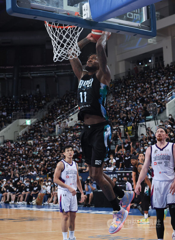 台灣職籃聯盟P. LEAGUE+(簡稱PLG)總冠軍賽第4戰25日在台北和平籃球館開打,台北富邦勇士隊陣中瓊斯(黑衣)強力進攻搶分。中央社記者趙世勳攝 111年6月25日