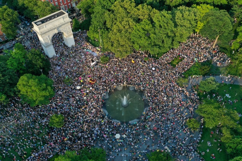 美國各大城市民眾24日走上街頭抗議最高法院推翻「羅訴韋德案」這項保障墮胎權的歷史性裁決，紐約華盛頓廣場公園湧入滿滿示威人潮。（安納杜魯新聞社）