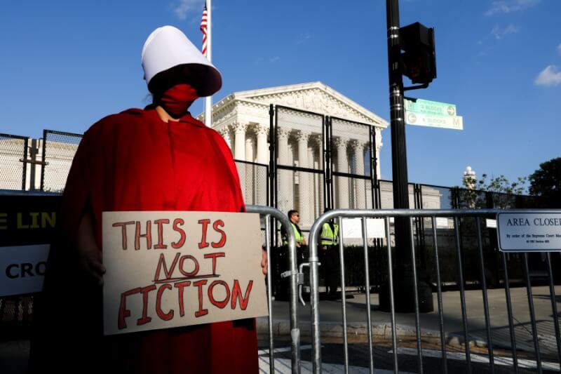 美國最高法院24日推翻1973年以來憲法給予墮胎權的保障之後，位在華府的最高法院外有民眾手持標語表達不滿。（安納杜魯新聞社）