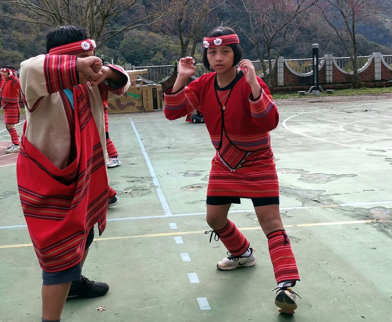 南投縣紅葉國小洪琳惠(右)來自偏鄉原住民部落的低收入家庭,一路走來克服許多逆境,在一場一場的柔道比賽中吸取經驗、持續成長,榮獲2022總統教育獎肯定。(教育部提供)中央社記者陳至中傳真 111年6月25日