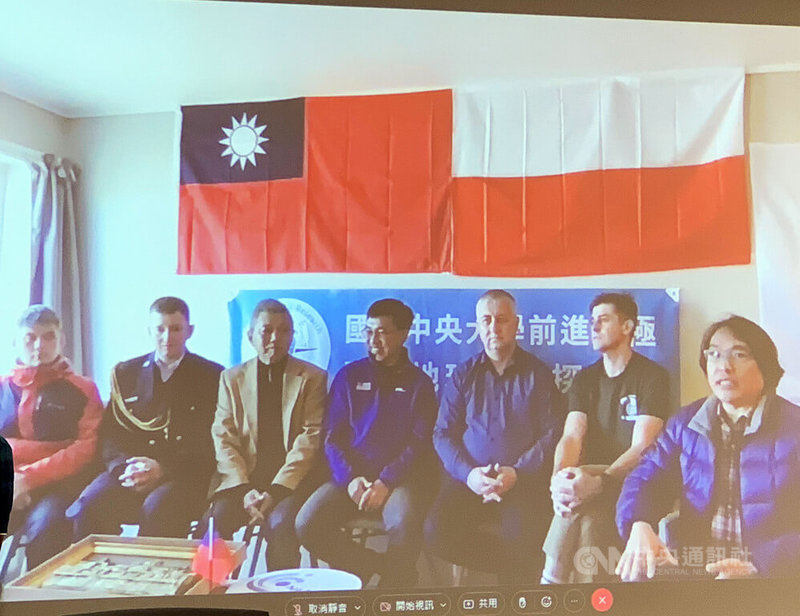 台灣首座極地研究站25日下午在北極冷岸群島正式揭牌成立,中央大學也在校內透過視訊同步舉行揭牌典禮,研究團隊成員在中華民國國旗前連線分享喜悅。中央社記者葉臻攝 111年6月25日