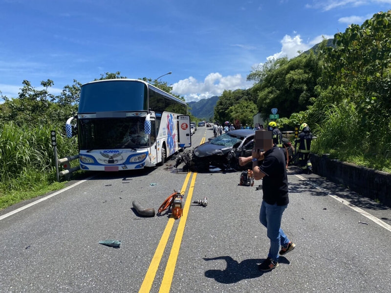 林姓男子26日無照駕駛自小客車,沿省道台11線南往北行駛,左側超車同向行駛的遊覽車時,先撞上對向機車女騎士後,再擦撞護欄又回彈車道與遊覽車左前車頭發生碰撞。現場3車共2人受傷,機車女騎士傷勢嚴重,送醫不治。(花蓮縣警察局提供)中央社記者李先鳳傳真 111年6月26日