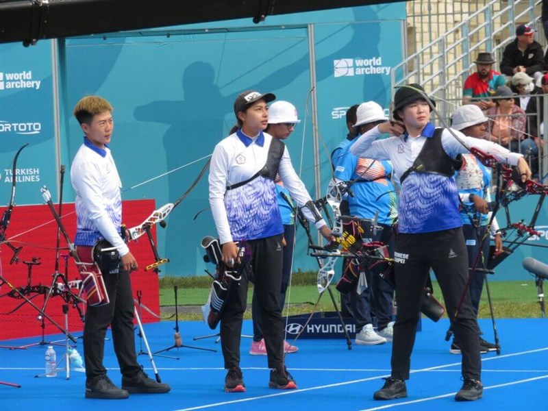 台灣女子反曲弓代表隊雷千瑩(左起)、郭紫穎、彭家楙26日在射箭世界盃巴黎站反曲弓團體賽率先以5比1擊敗印度,射下金牌。(射箭協會提供)中央社記者黃巧雯傳真 111年6月26日