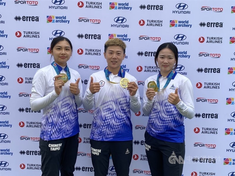台灣反曲弓女子射箭代表隊雷千瑩(中)、彭家楙(右)、郭紫穎(左)26日在2022射箭世界盃巴黎站壓軸決賽中表現亮眼,3局賽事中僅出現1支8分箭,氣勢制霸,毫無意外射下金牌。中央社記者曾婷瑄巴黎攝 111年6月26日
