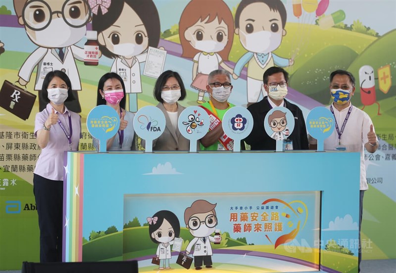 中華民國藥師公會全國聯合會26日在台北花博公園舉辦「用藥安全路,藥師來照護」公益園遊會,衛福部全民健康保險會主任委員周麗芳(左起)、衛福部食品藥物管理署長吳秀梅、總統蔡英文、藥師公會全國聯合會理事長黃金舜、桃園市長鄭文燦、台北市副市長蔡炳坤出席揭幕。中央社記者裴禛攝 111年6月26日