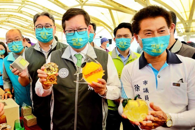 桃園市長鄭文燦(前右2)26日前往竹圍漁港,與海廢再利用技術廠商共同簽署成立「桃園藍海循環再生聯盟」,建置海廢再利用合作平台。中央社記者吳睿騏桃園攝 111年6月26日