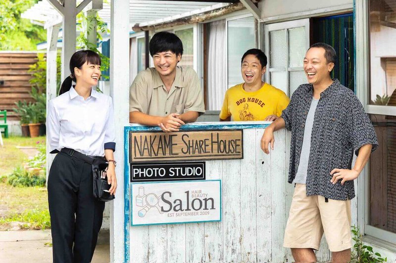 日本演員玉山鐵二(左2)與深川麻衣(左)、音尾琢真(右)、團長安田(右2)在電影「只是現在不走運而已」裡,共同詮釋4名面臨人生困境的男女,相互扶持並一起克服難關的心路歷程。(天馬行空提供)中央社記者葉冠吟傳真 111年6月26日