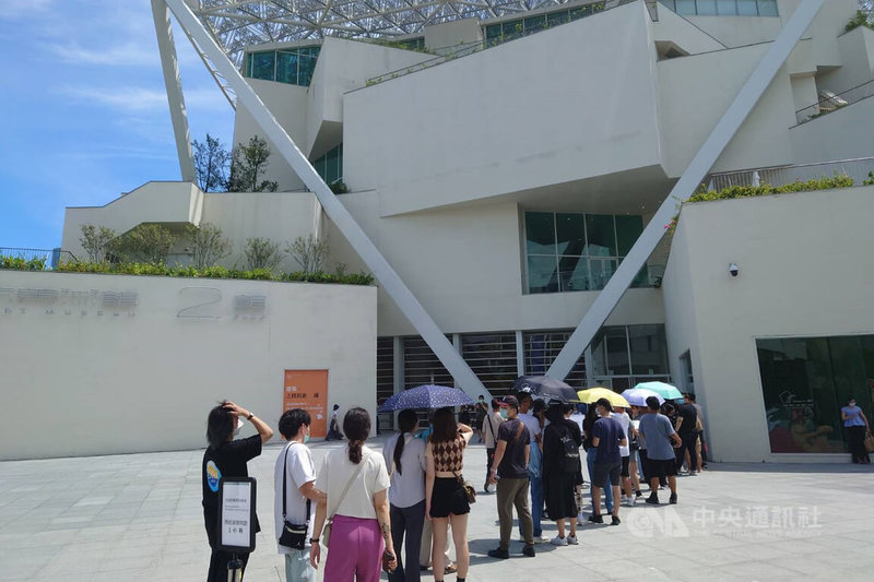 台南市美術館舉辦「亞洲的地獄與幽魂」展，26日為開展第2天，吸引大批人潮在館外排隊等待進場參觀。中央社記者楊思瑞攝  111年6月26日